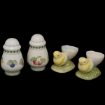 Lote constando de 4 peças em cerâmica com pintura, constando de:   Saleiro (10 x 6 cm), pimenteiro (10 x 6 cm) e porta-ovos (6 x 9 x 5 cm). Sem marcas.