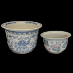 Lote constando de 2 cachepôs em cerâmica, sendo: A) China, com decoração azul s/ branco. 16 x 25 cm. Marcas do tempo. B) Sem marcas Superficie de cor creme com decoração floral. 12 x 20 cm. Marcas do tempo.