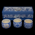 PORTUS CALE, Portugal - Estojo constando de 3 castiçais em porcelana portuguesa. Acondicionado em estojo. 8 x 24 x 9 cm.