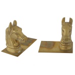 Serre Livre em metal dourado representando cavalos 11 x 11 x 7 cm.