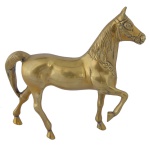 Escultura em bronze dourado representando cavalo marchando, tendo um simples cabresto na cabeça.18 x 18 x 4 cm.
