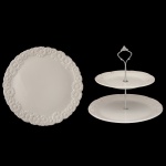 Conjunto de 2 peças de cerâmica branca, sendo; Prato para bolo apresentando borda em relevo floral No fundo marca da manufatura e identificado Made in Italy. (34 cm). B) Fruteira de 2 estágios com pratos circulares e sustentação central em metal prateado. (2 x 26 cm maior / 20 cm menor).
