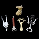 Lote constando de 5 peças: 1 quebra nozes (16 cm), 1 abridor de garrafa na forma de cabeça de cavalo (8 x 5 x 46 cm), 1 abridor de garrafa marcado Lelis Blanc (15 x 3 cm), 1 abridor de garrafa com cabeça de alce (13 x 7 cm) e 1 saca-rolhas (16 x 6 cm)