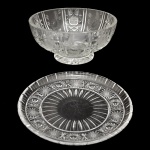 Conjunto de 2 peças em cristal translucido e lapidados, sendo: 1 saladeira de formato circular (10 x 20 cm) e um prato para bolo (28 cm).