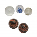 Par de pesos de papel em cristal no formato de esferas. 10 x 10 cm.