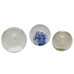 Conjunto de 3 pesos de papel em cristal de forma e tamanhos diferenciados. 10 x 9 cm / 8 x 8 cm / 6 x 7 cm.