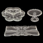 Lote constando de peças em cristal, sendo; A) Petisqueira com 3 divisões (24 x 24 cm). B) Porta doces com perolado (10 x 15 cm). C) Prato para rocambole (33 x 15 cm),