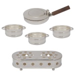 Conjunto com 3 peças de metal prateado da manufatura nacional St James, sendo: A) Panela para catar migalhas. Cabo em madeira (26 x 15 cm). B) 3 pequenas panelas sem tampa (4 x 13 cm) e C) Réchaud de formato ovalado. (7 x 30 x 12 cm).