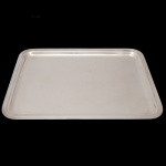 CHRISTOFLE, France - Bandeja em metal prateado francês, de formato retangular. Apresenta marca da manufatura francesa no verso. 43 x 33 cm.