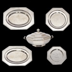 SHOPIL / WOLFF - Conjunto de peças para servir em metal prateado de manufaturas nacional de formato octogonal, sendo: 1 legumeira (14 x 26 cm), 2 travessas (42 x 28 cm / 47 x 35 cm), 1 travessa com inscrição (30 cm), 1 travessa (37 cm). Apresenta, desgastes do uso e do tempo.