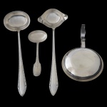 Lote constando de 4 peças em metal prateado, constando de 3 conchas sendo uma da manufatura Christofle (33 cm / 33 cm / 20 cm) e 1 panela para migalhas da manufatura Bristol (25 x 14 cm).