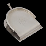 HERMÈS PARIS  Ravinet Louis & Denfert Charles, para a HermésElegante prendedor de papel em prata francesa liso.  lavrado no formato de estribo, com borda elevada e arqueada, rematado por pega reta. Apresenta na frente iniciais da famosa Maison. Contraste Cabeça de Minerva. 4 x 9 x 8 cm. Peso: 252 gramas.