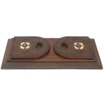 Serre Livre de formato retangular em madeira com detalhes decorativos.17 x 37 x 17 cm).