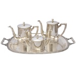 Conjunto de peças de manufaturas diversas compondo um serviço para chá e café, sendo: 1 Bandeja oval Fracalanza (48 x 30 cm), 1 Bule para café Sophil (17 x 20 cm), 1 bule p/ chá (15 x 21 cm) e açucareiro (10 x 16 cm). Todos com decorações similares.