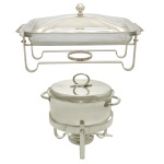 Conjunto de 2 Réchauds em metal prateado, sendo: A) Formato retangular com pirex e sem o fogareiro (23 x 44 x 25 cm) B) Réchaud circular (27 x 27 cm) MT. 13 x 27 cm (só a panela)). Sinais de uso.