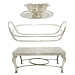 Lote constando de 3 peças diferenciadas, sendo: A) Molheira da manufatura nacional Fracalanza (11 x 26 x 17 cm). B) Suporte para travessa de formato retangular (10 x 34 x 20 cm). C) Placa para assados, sem o fogareiro (12 x 30 x 20 cm), Sinais de uso.