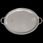 Grande bandeja de formato ovalado. Borda decorada com godrões e alças laterais. Marca da manufatura no verso. 65 x 45 cm.