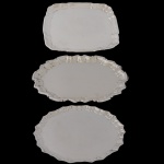 Conjunto de 3 bandejas com decoração semelhantes, sendo: 1 quadrada (2 x 28 cm), 1 oval (36 x 28 cm) e 1 redonda (33 cm). Marca das manufaturas Sheffield Plate e Sopphil.
