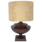 Luminária de mesa para 2 luzes em madeira lustrada. 57 cm (MT). 28 x 40 cm (cúpula de tecido). 55 cm (luminária)