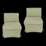 Par de poltronas retas com estrutura em madeira. Estofada com tecido verde. 70 x 64 x 70 cm.