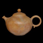 Pequeno e antigo bule chinês para chá, finamente esculpido em pedra de Shoushan, com tonalidades rajadas e mescladas em tons de amarelo. Destaca-se o perfeito encaixe da tampa, sem folga, e acompanhando os veios do bojo. Corpo globular, com bico em corneta e alça em argola. Pequeno pé baixo, com assinatura em laca de ouro do artista Feito por Xu Jia Ming, aluno do mestre Zhe Ming Zhi. Peça de coleção. 8,2 x 12,0 cm.