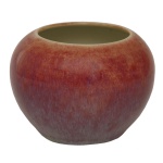 CHINA. Qianlong (1736-1795). Séc. XVIII - Bowl em porcelana chinesa, para lavar pinceis. Bojo globular, com coberta flambée sangue de boi realçada por discretos mesclados azuis. Borda e pé retraídos. Sob a base, marca e período do reinado Qianlong (1736-1795). Séc. XVIII. 9.2 x 12.7 cm.