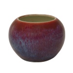 CHINA. Qianlong (1736-1795). Séc. XVIII - Bowl em porcelana chinesa, para lavar pinceis. Bojo globular, com coberta flambée sangue de boi realçada por discretos mesclados azuis. Borda e pé retraídos. Séc. XVIII. 7,8 x 10 cm.