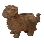 Raro e antigo incensório chinês em jade mesclado, profusamente esculpido no formato de Pixiu, animal mítico, ornado em alto relevo por símbolos e adornos estilizados, e cauda no formato de fênix. Apresenta-se de pé com a boca aberta e as costas escavadas. Possíveis infiltrações de outros minerais.11,5 x 14,0 x 5,0 cm.