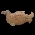 Raro e antiga escultura chinesa em jade mesclado bege, amarelo e cinza, representando monstro marinho com focinho de cavalo e nadadeiras. Apresenta sobre os flancos pictogramas em alto relevo. Possíveis infiltrações de outros minerais. 13,5 x 26,0 cm.