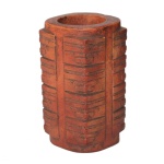 Antigo e raro Cong, artefato ritual chinês, em jade de cor ferrugem, esculpido no formato de um retângulo de secção quadrangular, com parte central cilíndrica escavada. Apresenta à volta decoração geométrica em alto relevo em 4 segmentos, com símbolos estilizados.10,2 x 5,3 x 5,3 cm.