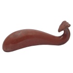 Raro descanso de pinceis em porcelana chinesa monocromática de tom ferrugem salpicada de pintinhas de cor verde, imitando o jaspe. Apresenta formato de cetro Ruyi, moldado com segmento arqueado e liso, rematado por cabeça estilizada de dragão. Final do séc. XVIII/Início do séc. XIX. Nota-se a raridade do material usado para este tipo de artefatos, considerando que são geralmente feitos em jade. 4,6 x 14,1 x 3,8 cm.