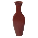 Séc. XVIII - Vaso em porcelana chinesa de formato balaústre, conhecido como Vaso de Kwan Yin com o Néctar da Vida, revestido por coberta monocromática de cor Peachbloom, variante da sangue de boi, mais clara e suave. Apresenta bojo abaulado, com base cônica afinada, encimado por gargalo em corneta e borda revirada.18,9 x 6,9 cm.