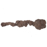 Cetro chinês Ruyi, em madeira nobre, esculpido a partir de uma raiz de árvore de jardim de templo. Haste profusamente esculpida, de formato alongado e retorcido, realçada por elementos fitomórficos, e rematada por cogumelo Lingzhi, o qual habitualmente cresce no tronco das árvores. Na origem, tais objetos sagrados eram usados somente nas cerimonias budistas chinesas e igualmente por imperadores, como símbolos de poder e longevidade. Posteriormente, se tornaram presentes de alto prestígio, sendo adotados por letrados como descansos para pinceis. Cerca 1800. 36,5 x 7 cm.