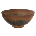 Raro Bowl chinês bojudo, em "stoneware", cerâmica pedra, do tipo Jian do Fujian, ornamentado por coberta no padrão conhecido como "Hares Fur", com tonalidades mescladas e listradas em bege e marrom sobre fundo preto, imitando pele de lebre. Corpo cônico apoiado em base circular baixa. Fornos do Fujian. Dinastia Song (960-1279). Peça de coleção. 5 x 10 cm.
