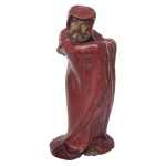 CHINA. Séc. XVIII - Grande figura de Ta-Mo, conhecido também pelo nome de Bodhidharma. Escultura em porcelana, com grande manto inteiramente revestido por coberta sangue de boi flambée. Ta-Mo foi um monge indiano que viajou para a China, onde decidiu ficar emparedado para meditar durante 9 anos. É considerado o divulgador do Budismo na China, fundador do Budismo Chan (Zen no Japão) e criador do Kung Fu ao residir no templo de Shaolin observando a incapacidade física dos monges, incessantemente assaltados por bandidos. Sob a base, selo impresso do artista do ateliê de Long Shi. Fornos de Shiwan, sul da China. Séc. XVIII. 42,0 cm.