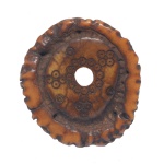 Séc. XVIII - Netsuke de samurai do clã Minamoto, o qual tradicionalmente usa rodelas de chifre de cervo nos netsuke que acompanham as armaduras dos Wakai Samurai, samurais iniciantes, encarregados de proteger os Jokyu Samurais, samurais chefes, nas batalhas. Tais netsuke são decorados com pequenos círculos, emblema deste clã, sendo este com 3 deles realçados por finos filetes de ouro em torsade, representando o reconhecimento de seus méritos pelo senhor. Peça reproduzida com foto no livro Samurais Netsuke & Inro  ed. Londres - Tóquio 1966. Participou da Exposição Japanese Art em Londres  Setembro de 1968 no Victoria & Albert Museum. 5.0 x 4.0 cm.