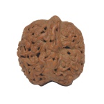 Séc. XIX - Original e rara pequena escultura do tipo Hediao, antiga arte chinesa de micro escultura em cascas de nozes, azeitonas ou damascos. A presente noz de nogueira exibe não menos de 38 macacos em diversas atitudes, cercados por palmeiras e árvores. Devido ao furo natural no topo da noz, muitos japoneses passaram a usar estas esculturas como netsuke. Porém, devido à fragilidade da casca da noz, estes colecionadores preferiram colocá-los nas suas vitrines com os outros netsuke de vitrine. Lembrando que a partir de 1868, início de período Meiji e da modernização ocidentalizada, as vestimentas de samurais foram proibidas, levando os artistas de netsuke a destinar parte de suas obras para colecionadores. 4 x 4 cm.