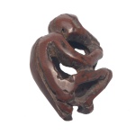 Séc. XIX - Rara Ojime, pequeno artefato que funciona como fecho deslizante no cordão do inro, de maneira a segurar os compartimentos superpostos.  Escultura lavrada em carroço representando macaco Saru comendo fruta. 3,0 x 2,0 x 1,42 cm.