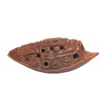 Séc. XIX - Original e rara pequena escultura do tipo Hediao, antiga arte chinesa de micro escultura em cascas de nozes, azeitonas ou damascos. O presente caroço escupido no formato de junco, exibe 10 personagens debruçados nas janelas. 1,4 x 3,8 x 1,5 cm.