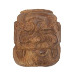 Séc. XIX - Netsuke esculpido em madeira de Kuromatsu, pinheiro japonês apresentando belos veios naturais, representando máscara de Tengu, criatura folclórica com feições humanas e um nariz muito comprido. É respeitado pelos seus poderes e pelo seu papel de protetor. Assinado no verso. 5 x 4 cm.