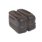 Netsuke em madeira escura, esculpido no formato de par de sapatilhas de solas altas. Séc. XIX. 2 x 3 x 2 cm.