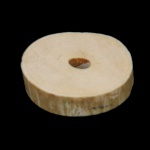 Séc. XIX - Grande netsuke para lutador de Sumo, no formato de simples rodela de marfim bruto. Tipo de peça, simples e lisa, desprovida de qualquer aspecto decorativo. Simboliza para o guerreiro/lutador japonês o espírito do Xintoismo, presente igualmente no código do Bushido, ao enfatizar os princípios fundamentais de simplicidade e respeito à natureza intocada, caminho para uma vida livre e espiritual, afastada de qualquer interferência humana. 1 x 7 x 6 cm.