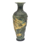 Vaso chinês em bronze patinado, de formato balaústre, ornamentado em relevo por figura de fênix realçada em dourado. Bojo abaulado, encimado por gargalo em corneta e borda revirada. Base saliente, alta e lisa. Marca ilegível sob a base. 28 x 12 cm