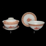 Conjunto de 4 peças em porcelana chinesa branca, decorado em Rouge de fer com realces dourados. Apresenta bordas com frisos estilizados e arcos. Frentes ornadas por navios com bandeiras americanas. Constando de 3 bowls com tampas e pires, e 1 bowl com pires Faltando uma tampa.. 9 x 14 cm / 14 cm. Uma peça com fio de cabelo e 1 com restauro.