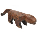 Arte Regional Brasileira - Original banco indígena brasileiro em madeira com realces pintados. Tampo recortado no formato de corpo de uma onça apoiado em montantes estilizados no feitio de patas. 26 x 80 x 23 cm.