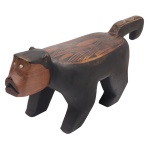 Arte Regional Brasileira - Original banco indígena brasileiro em madeira com realces pintados. Tampo recortado no formato de corpo de um macaco apoiado em montantes estilizados no feitio de patas. 26 x 65 x 18 cm.