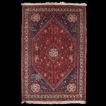 Tapete Oriental com desenho Persa medindo 156 x 106 cm.