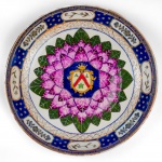 CHINA. CIA DAS ÍNDIAS. SÉC. XVIII - Prato de porcelana chinesa, Companhia das Índias, ao gosto do oriente médio, com acréscimo de brasão possivelmente inglês radicado na Índia. Centro apresentando flor de lótus e medalhão floral. Decoração feita para o mercado indiano. China. Qing. Reinado Qianlong (1736-1795). 24 cm.