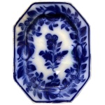 INGLATERRA. SÉC. XIX - Travessa em louça inglesa de formato retangular e cantos chanfrados, conhecida como borrão. Apresenta decoração floral nas bordas e no centro. 32 x 25 cm. Apresenta marcas do tempo.