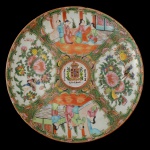 CHINA. Companhia das Índias. Séc. XIX - Prato em porcelana chinesa Cia das Índias com brasão de Portugal e inscrição Palácio do Governo de Macau. 25 cm.